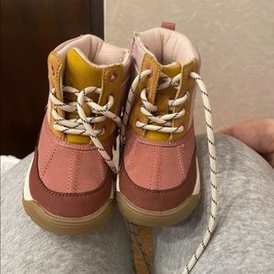 Zara toddler boots size 22 which i believe is size 6. Very good condition